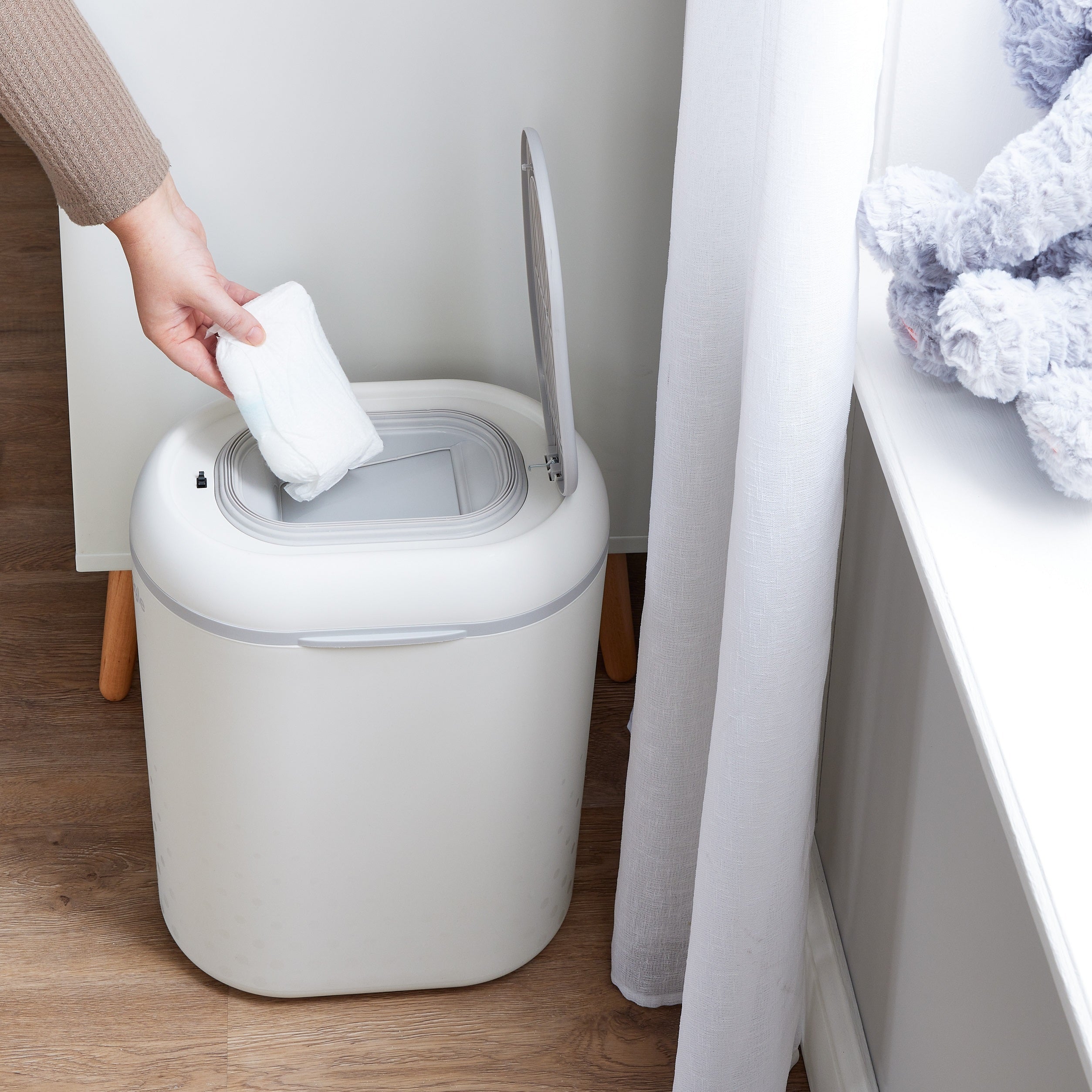 Shnuggle Eco-Touch Nappy Bin + Better Bag Bin Liners